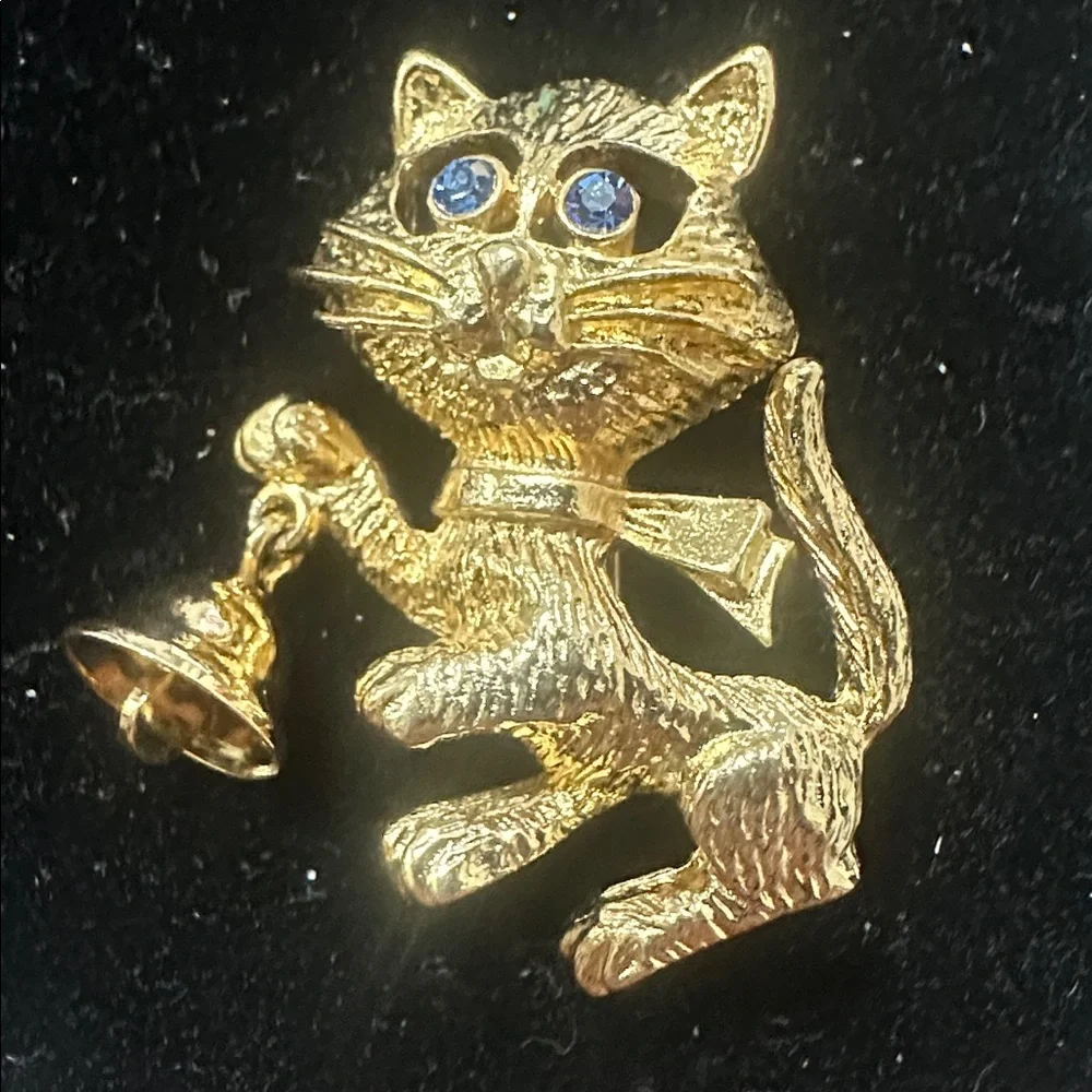 Avon, frisky kitty, gold tone, cat brooch with Blue Accents eyes #192